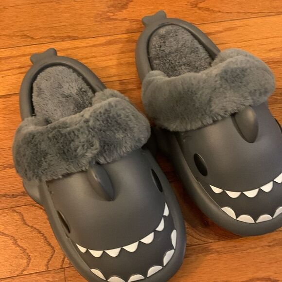 Shark furry (one pair) house slippers.  I have three Size 36-37 - Picture 8 of 10